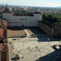 Una bicicletta umana in piazza Castello ha dato il via alla festa per il Tour de France