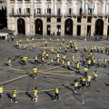 Una bicicletta umana in piazza Castello ha dato il via alla festa per il Tour de France