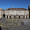 Una bicicletta umana in piazza Castello ha dato il via alla festa per il Tour de France