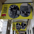 Bellezza in bicicletta, sotto i portici di piazza Palazzo di Città un racconto per immagini sulle due ruote nella storia della città