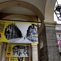 Bellezza in bicicletta, sotto i portici di piazza Palazzo di Città un racconto per immagini sulle due ruote nella storia della città