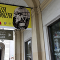 Bellezza in bicicletta, sotto i portici di piazza Palazzo di Città un racconto per immagini sulle due ruote nella storia della città