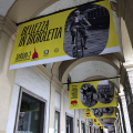 Bellezza in bicicletta, sotto i portici di piazza Palazzo di Città un racconto per immagini sulle due ruote nella storia della città