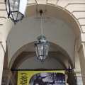 Bellezza in bicicletta, sotto i portici di piazza Palazzo di Città un racconto per immagini sulle due ruote nella storia della città