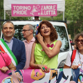 Il Sindaco Stefano Lo Russo con Vladimir Luxuria, alle loro spalle l'Assessore Jacopo Rosatelli