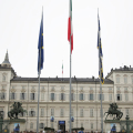 Il tricolore svetta fra le bandiere dell\'Europa e della Città di Torino