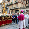 L’arcivescovo Roberto Repole benedice la statua della Consolata