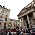I fedeli radunati davanti alla chiesa della Consolata