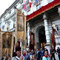 La processione transita davanti a Palazzo Civico