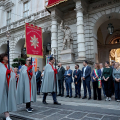 La processione transita davanti a Palazzo Civico