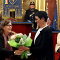 La Presidente del Consiglio Comunale Maria Grazia Grippo consegna un omaggio floreale a Beatrice Merz