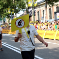 L'invito a non sporgersi con gli smartphone