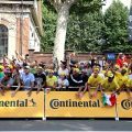 Tifosi in festa per l'arrivo dei corridori