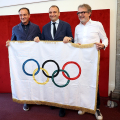Il sindaco Stefano Lo Russo con il presidente della Regione Piemonte Alberto Cirio e l'Assessore allo Sport e Grandi Eventi Domenico Carretta con la bandiera Olimpica