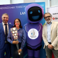 Jacopo Suppo , Vicesindaco metropolitano; Elisa Fava, Medaglia d’Oro ai World University Games di Lake Placid e tedoforo; la mascotte To Tag e Domenico Carretta, Assessore allo Sport e ai Grandi Eventi della Città di Torino