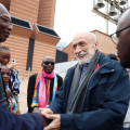 Carlin Petrini con alcuni delegati di Terra Madre