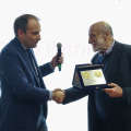 Il Sindaco Stefano Lo Russo consegna la targa a Carlo Petrini come riconoscimento del lavoro svolto in questi 20 anni di Terra madre a Torino