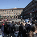L\'attesa davanti al Teatro Regio