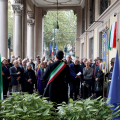 Un momento della cerimonia di scoprimento della targa a ricordo di Norberto Bobbio