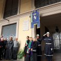 Un momento della cerimonia di scoprimento della targa a ricordo di Norberto Bobbio