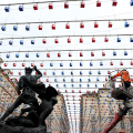 Ultimi ritocchi per il Tappeto Volante di Daniel Buren in piazza Palazzo di Città