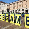 Con il flashmob “Finals in Frame” una gigantesca racchetta da tennis prende vita in piazza San Carlo