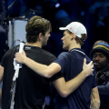 L'abbraccio tra Jannik Sinner e Taylor Fritz