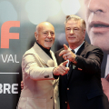Da che parte guardiamo? Alec Baldwin con il presidente del Museo del Cinema, Enzo Ghigo