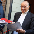 Tony Renis firma autografi fuori alla Cavallerizza Reale