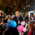La gioia dopo l'accensione di Boules de lumière in piazza Chiaves