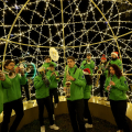 La La Marciapè Street Band suona dentro le Boules de lumière in piazza Chiaves