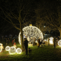 Piazza Chiaves, Boules de lumière