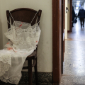 Rosso Indelebile: l’arte si fa portavoce contro la violenza di genere all’Anagrafe Centrale di Torino