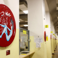 Rosso Indelebile: l’arte si fa portavoce contro la violenza di genere all’Anagrafe Centrale di Torino