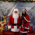 Babbo Natale e la sua aiutante a Palazzo Civico