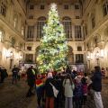L'albero di Natale allestito nel Cortile d’Onore di Palazzo Civico