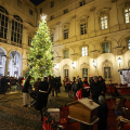 L'albero di Natale allestito nel Cortile d’Onore di Palazzo Civico