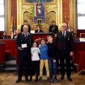 Il gruppo di studenti dell'Istituto Comprensivo Marconi - Antonelli premia il Comandante Capo Comandante di Reparto Corrado Sanfilippo e il Vice Commissario Carlo Sciano del Corpo di Polizia Locale di Torino