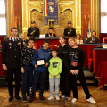 Il gruppo di studenti dell'Istituto Comprensivo Marconi - Antonelli premia il Nucleo Investigativo - Comando Provinciale di Torino dell'Arma dei Carabinieri. Ritira il premio il Tenente Colonnello Andrea Siazzu