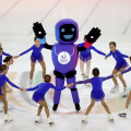 Le piccole pattinatrici piemontesi e ToTag, la mascotte delle Universiadi