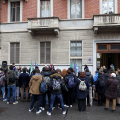 Un momento della cerimonia della posa delle Pietre d'Inciampo 2025