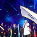 La bandiera FISU nelle mani del presidente Leonz Eder
