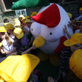 Italo abbracciato dai bambini delle scuole piemontesi