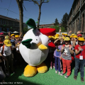 Italo abbracciato dai bambini delle scuole piemontesi