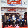 Il comandante dei vigili urbani, Roberto Mangiardi, insieme agli agenti motociclisti incaricati della scorta alle auto del rally.