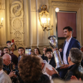 Giovanni De Nicolao, capitano della Napoli Basket 'riconsegna' il trofeo conquistato nel 2024