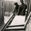 Mario Gabinio: Torino, due lattonieri mentre riparano una gronda - 1930 ca.