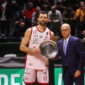 Giampaolo Ricci (EA7 Milano) premiato da Umberto Gandini, presidente LBA