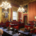 Un momento della cerimonia di consegna del sigillo civico a Hassan Khorzom e Mina Sharifi nella Sala Rossa di Palazzo Civico