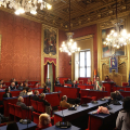 Un momento della cerimonia di consegna del sigillo civico a Hassan Khorzom e Mina Sharifi nella Sala Rossa di Palazzo Civico